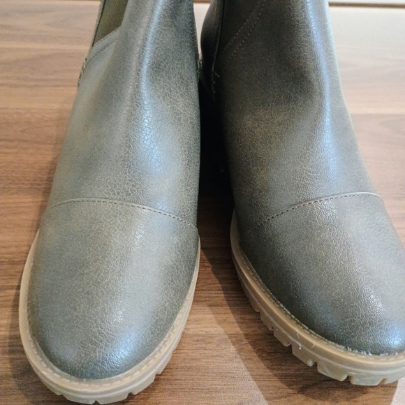 Stylish Brownish/Green Heeled Ankle Boots - Picture 4 of 6